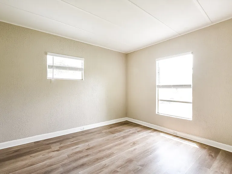 542 Colonnades Cv — Photo 13