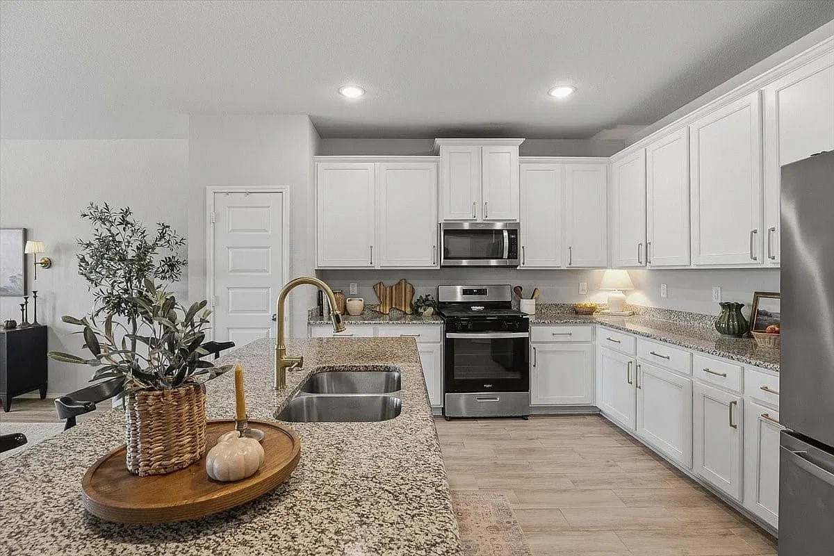 4 bed, 2.0 bath, 1924 sqft, $2,450 — Photo 3