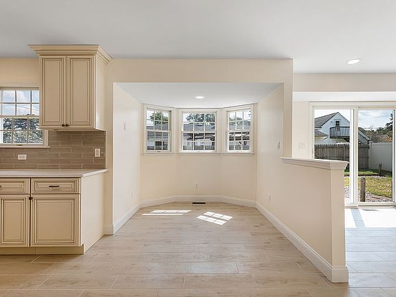 3rd image of 740 Lawrence Ave