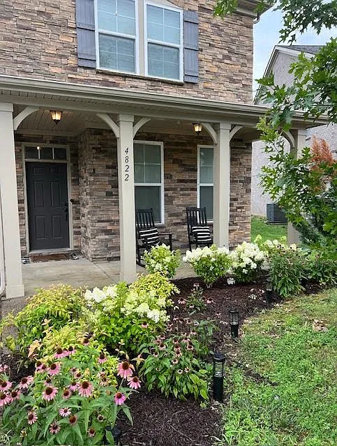 4 bed, 2592 sqft, $3,200 — Photo 2