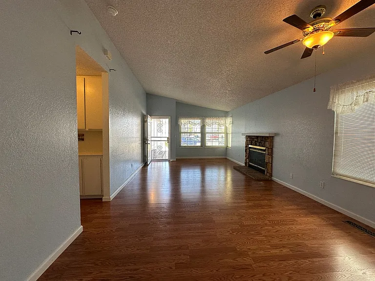 1213 Lawton Ct — Photo 7