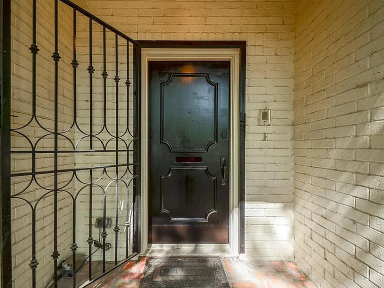 573 N Post Oak Ln — Photo 3