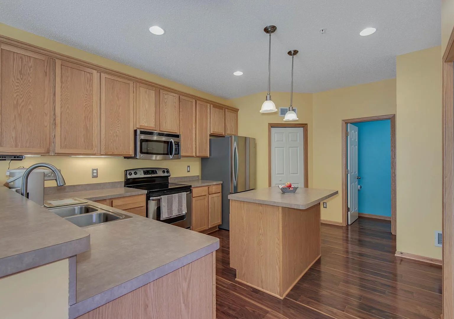 4 bed, 1839 sqft, $2,580 — Photo 4