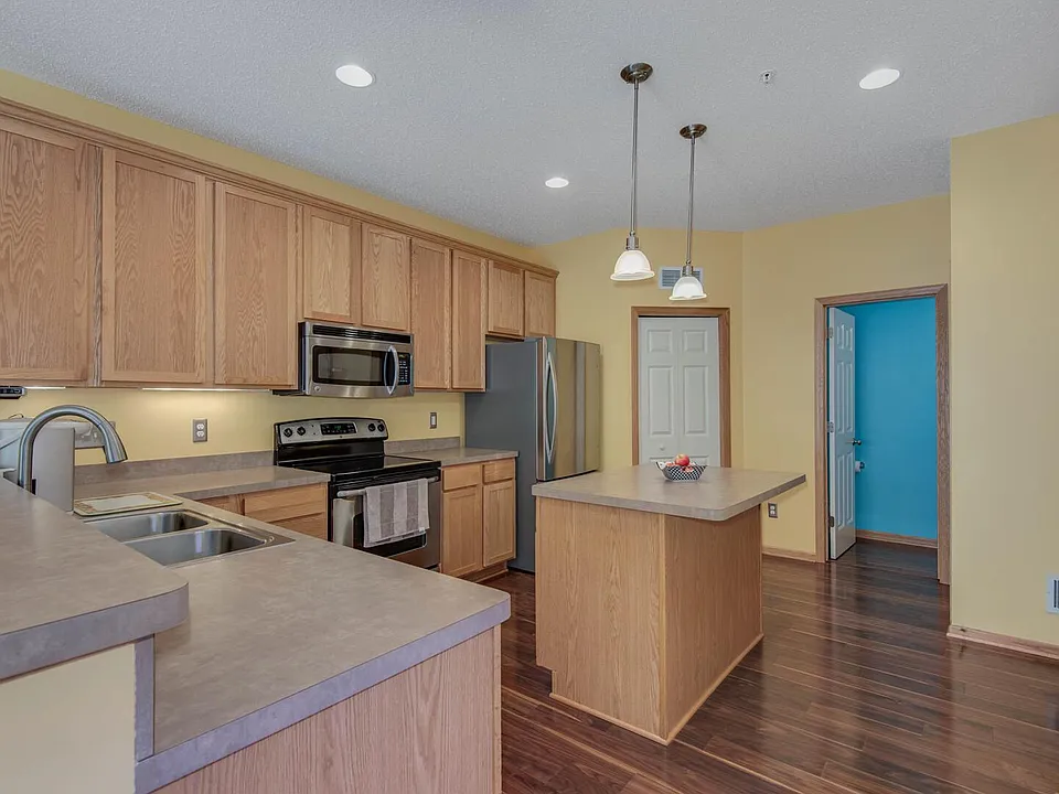 Large kitchen w/ counter high sitting