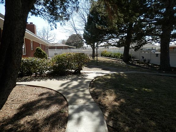 4th image of 404 Birch St