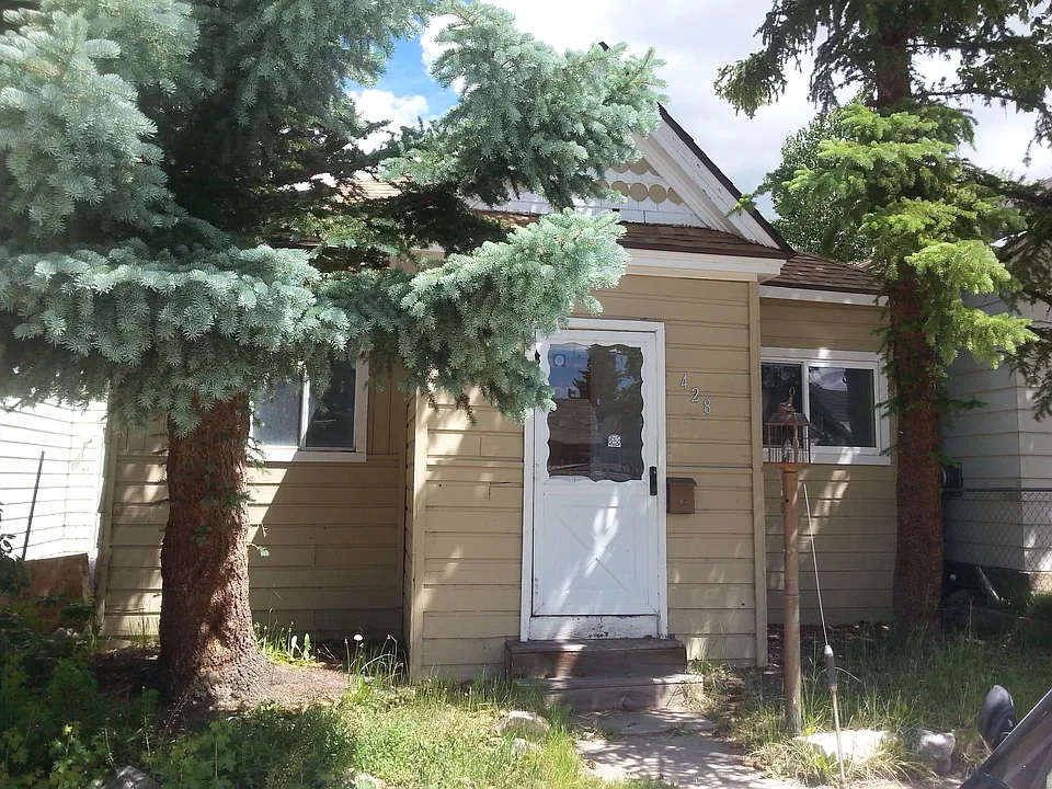 428 W 3rd St