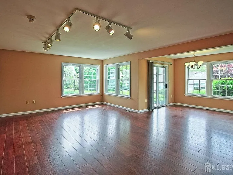 2 Bristol Ct — Photo 3