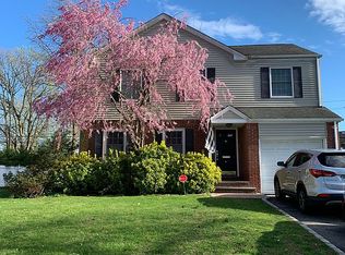 152 Meadow St, Garden City, NY 11530