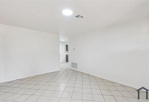 4th image of 1605 E Park Pl