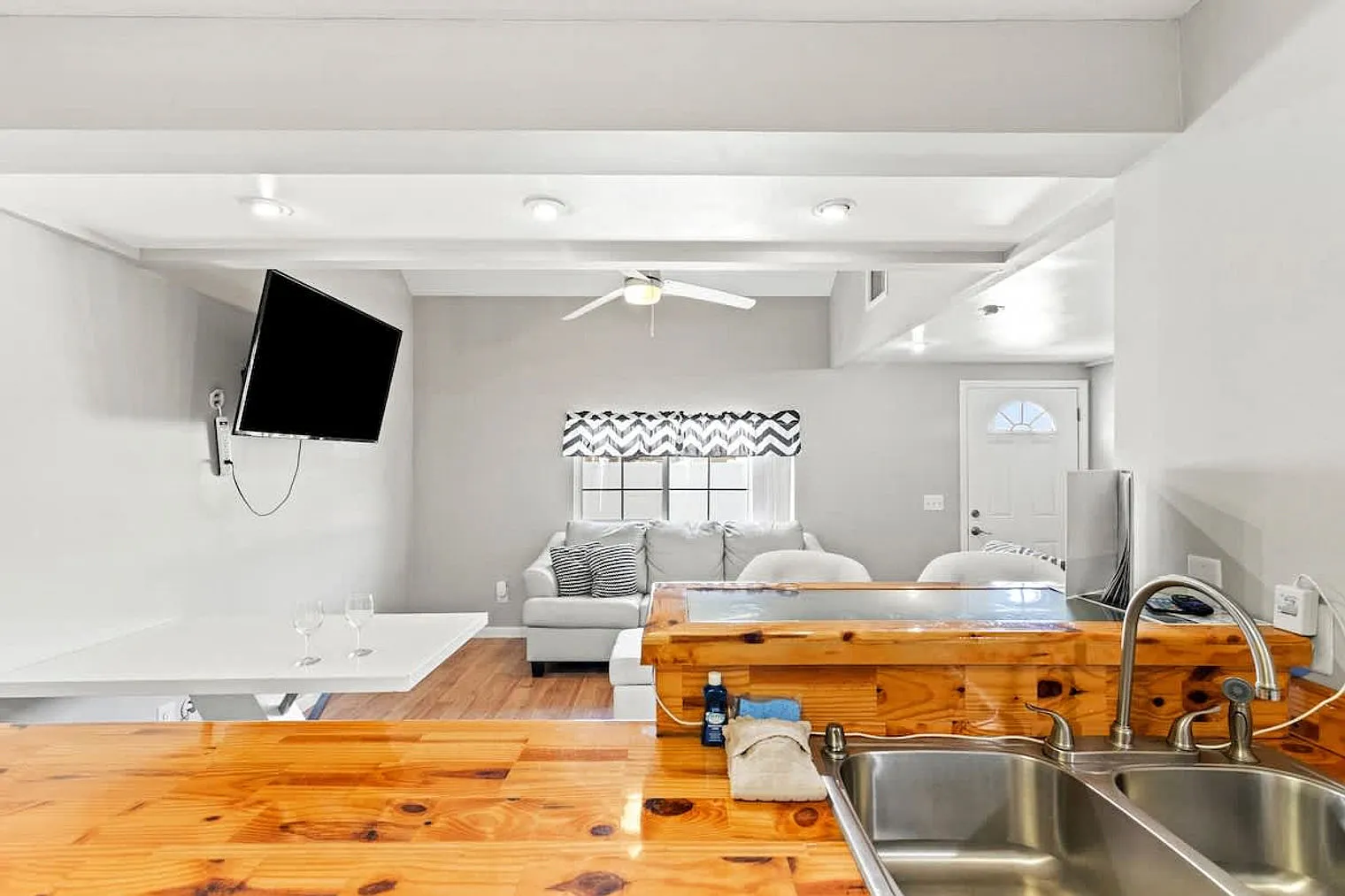 2 bed, 2.0 bath, 914 sqft, $1,408 — Photo 4