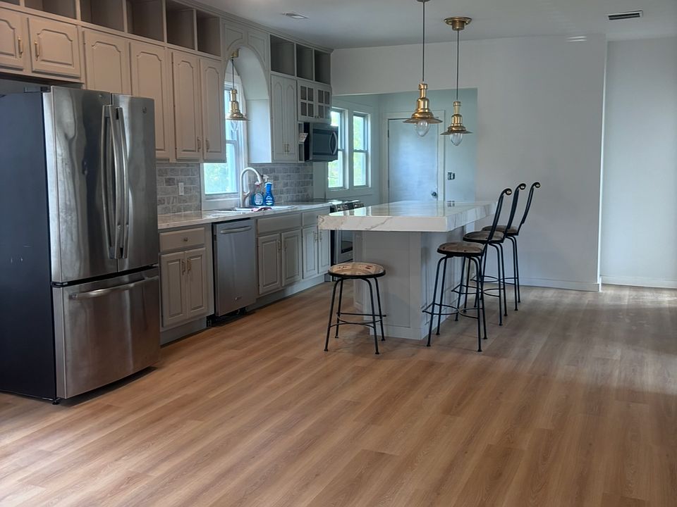 Newly remodeled spacious apartment!
Features stainless steel appliances,dishwasher,in-unit washer & dryer,central air,and a bonus office space. Bright open kitchen with marble-look countertops and plenty of storage.convenient location close to shops