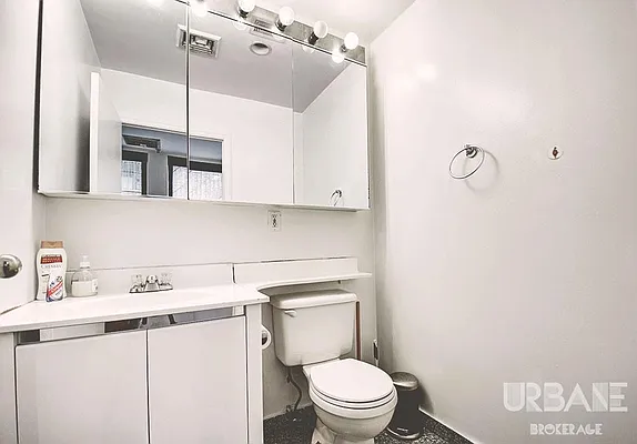 Rented by Urbane Brokerage | media 68