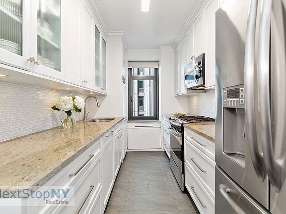 5th image of 160 E 65th St APT 17C