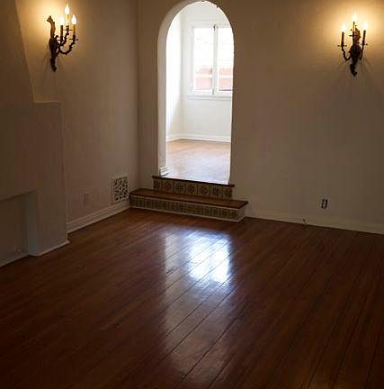 4th image of 216 S Poinsettia Pl