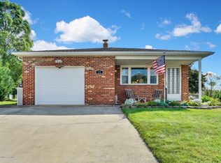 15 Canaries Ct, Toms River, NJ 08757