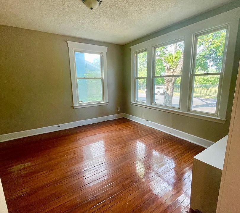 1st image of 26 Hallock Ave #1
