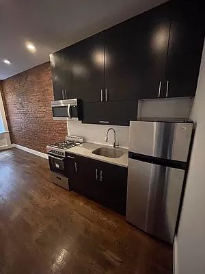3rd image of 162 Sumpter St APT 1R