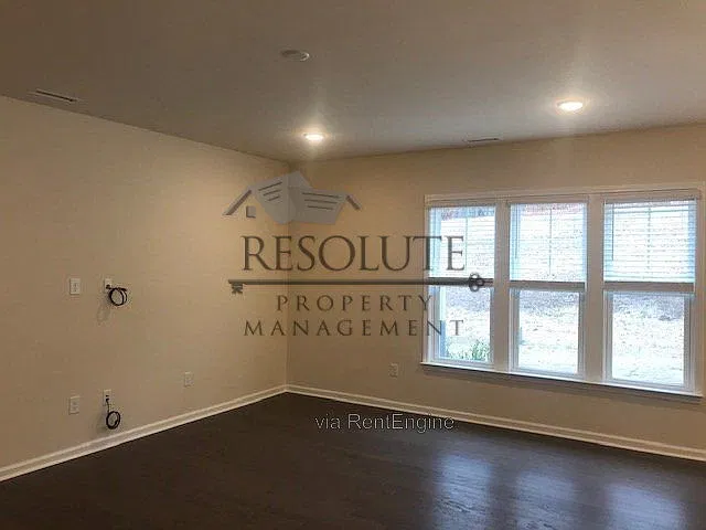3 bed, 2.0 bath, 1919 sqft, $2,295 — Photo 4