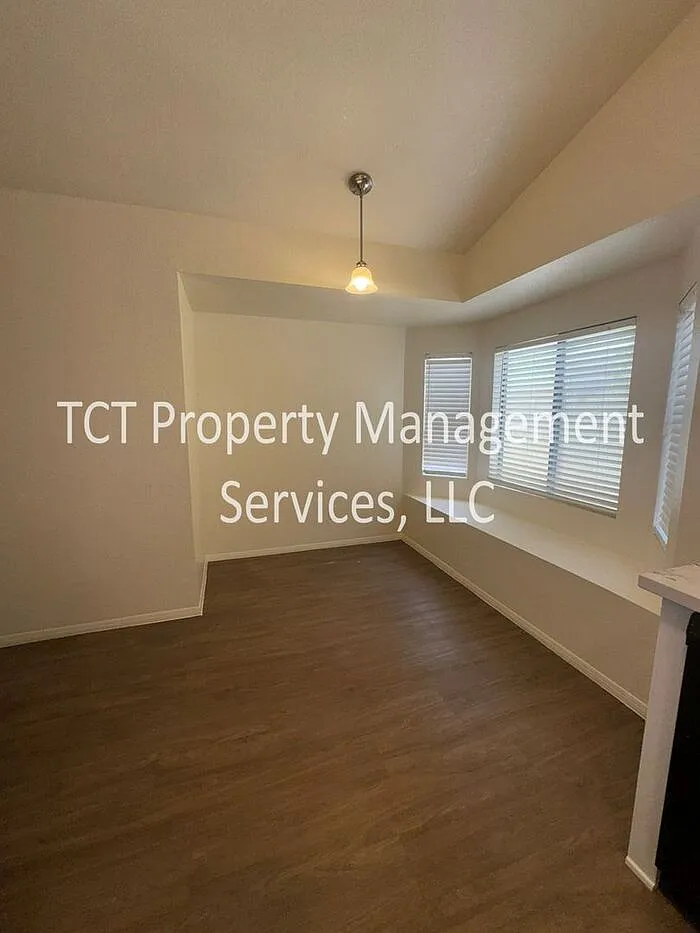 3 bed, 2.0 bath, 1562 sqft, $2,100 — Photo 2