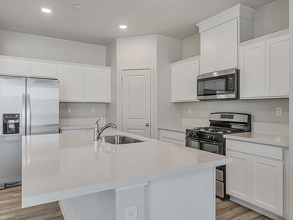 3rd image of 121 Clownfish St