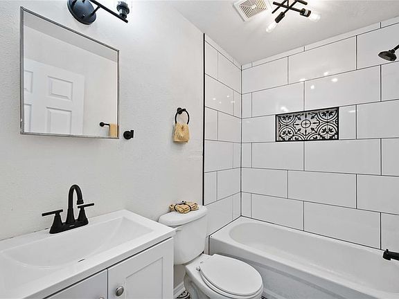5th image of 2423 Lucas St #A-b