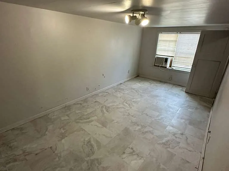 344 E Woodrow Pl — Photo 4