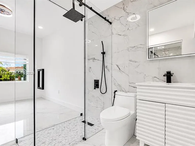 8819 Dickens Ave #8819 — Photo 6