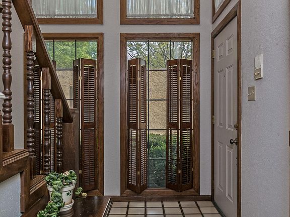 3rd image of 10 Windwood Pl