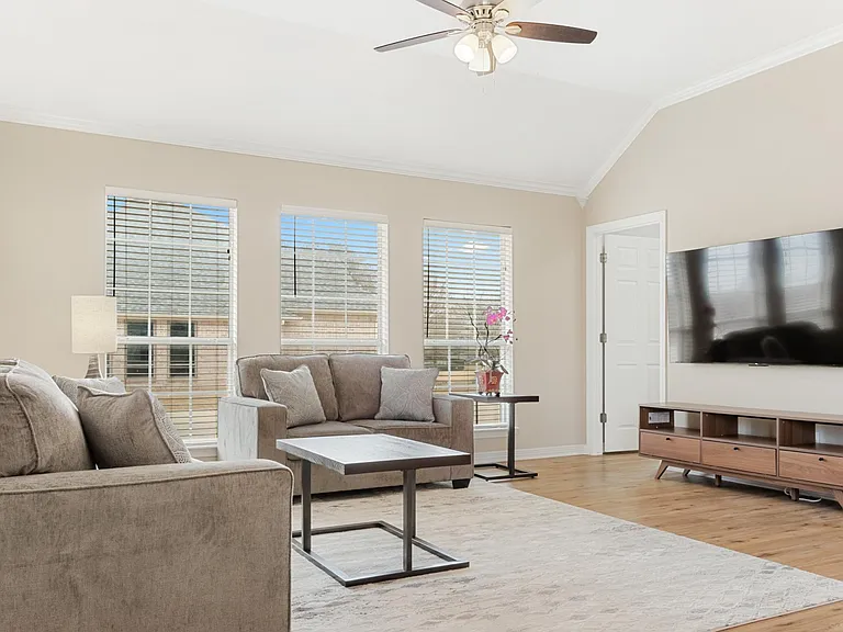 118 W Greenbriar Ln — Photo 15