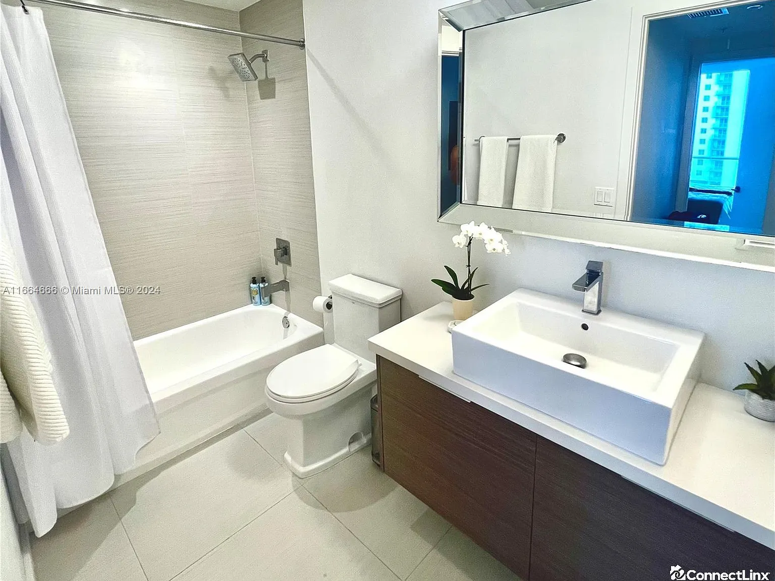 1 bed, 1.0 bath, $2,900 — Photo 2