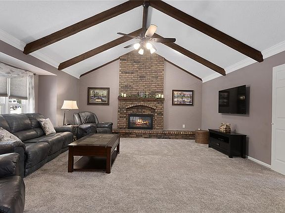 3rd image of 1012 SW Elwood Dr