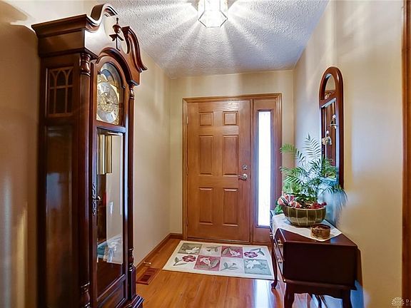 4th image of 902 Howard Ln