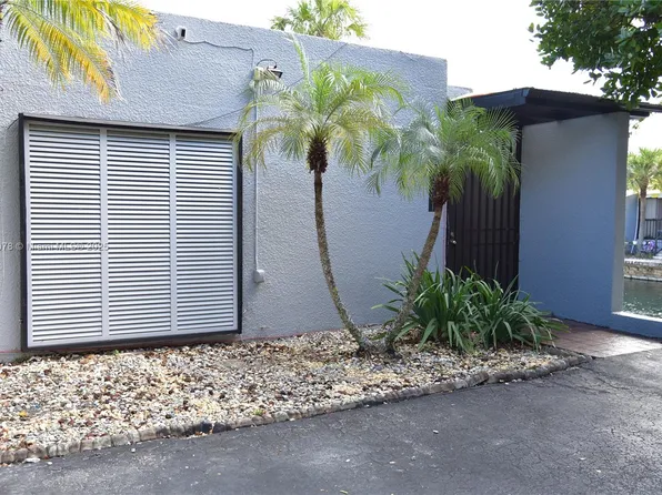 16501 Fox Den Ct, Miami Lakes, FL 33014