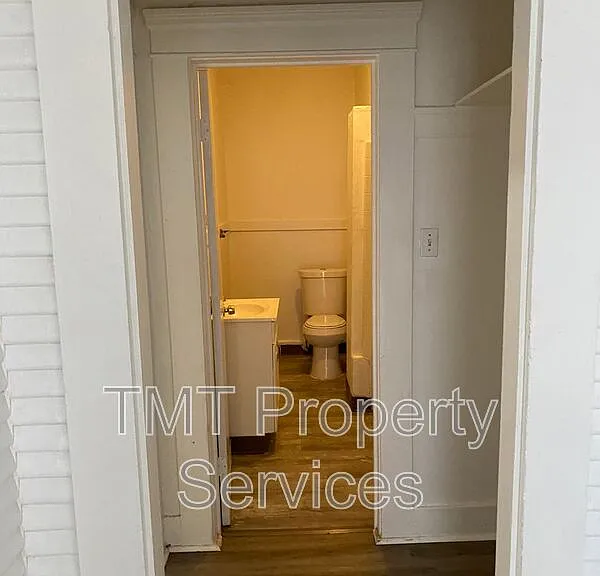 202-208 W Oak St #208 W OAK STREET — Photo 18