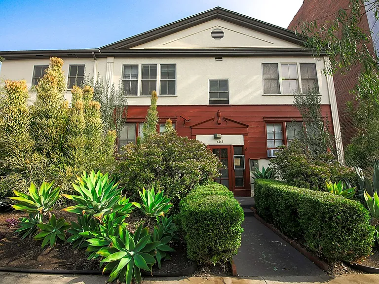 602 S Dunsmuir Ave — Photo 4