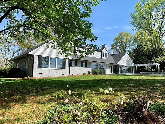 3rd image of 20 Fairway Dr
