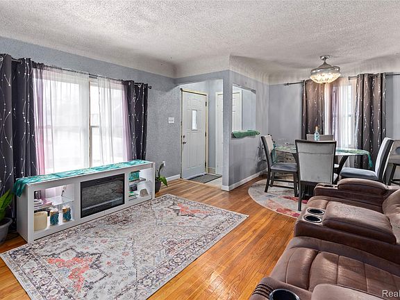 3rd image of 28005 Avondale St