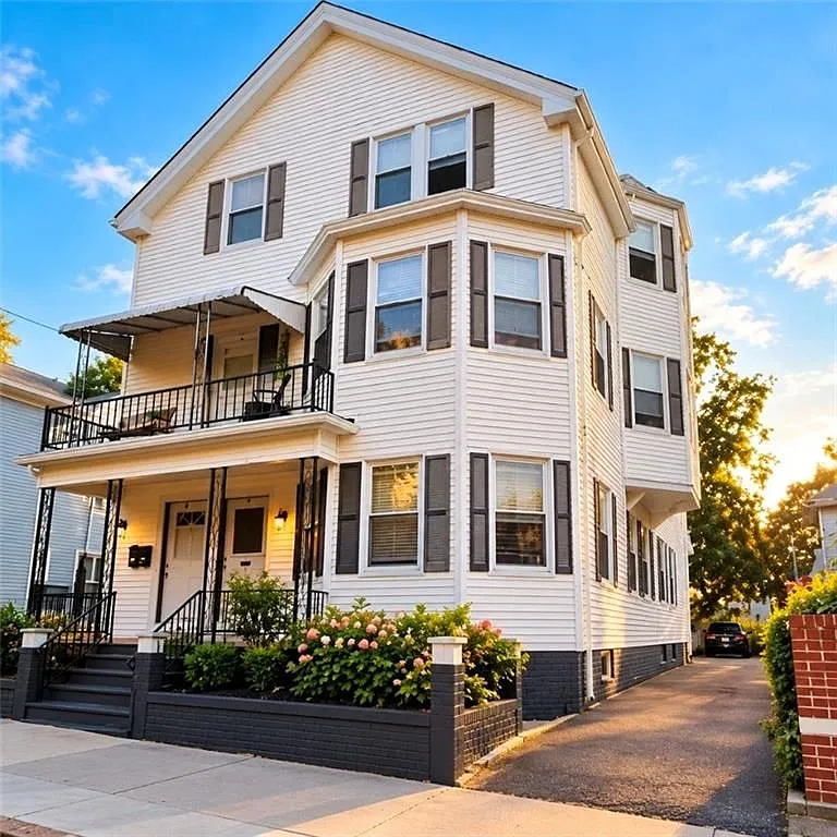 3 bed, 1.0 bath, 1311 sqft, $2,000 — Photo 1