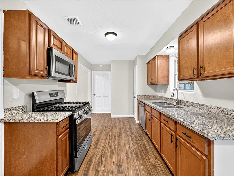 530 Globe St — Photo 18