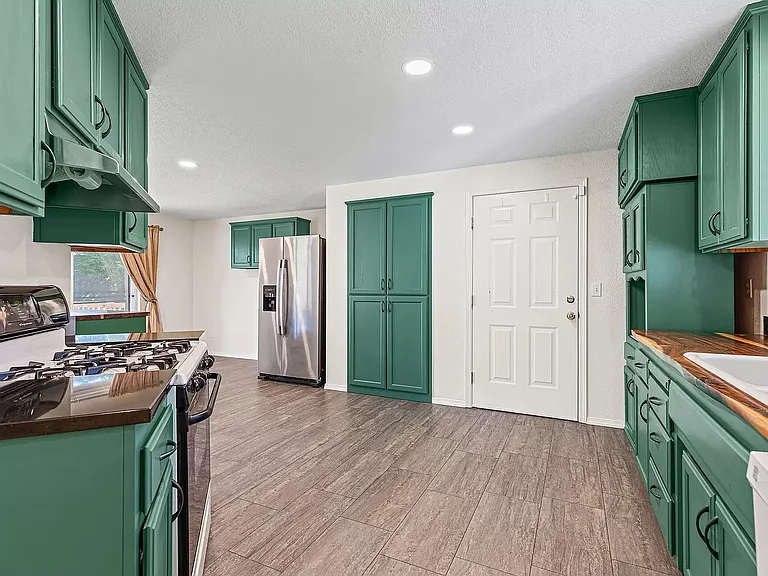 110 NW Sinclair Dr — Photo 2