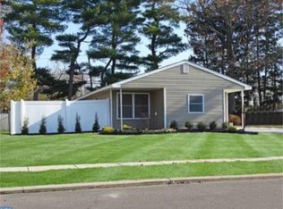 331 Lakeside Dr, Levittown, PA 19054