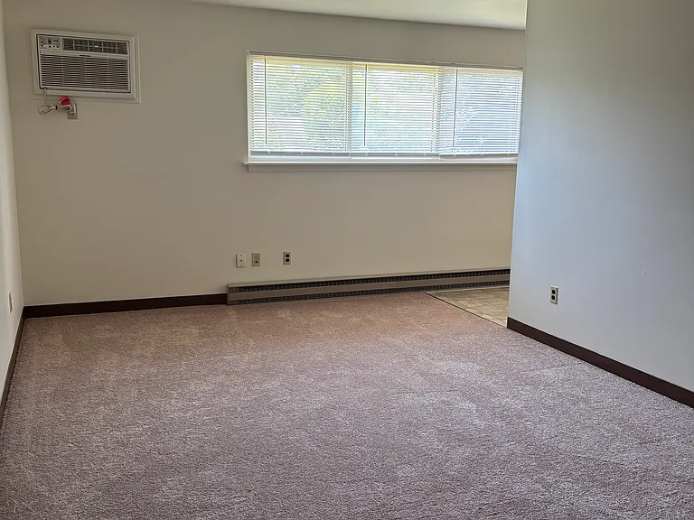 242 Broad St W — Photo 5