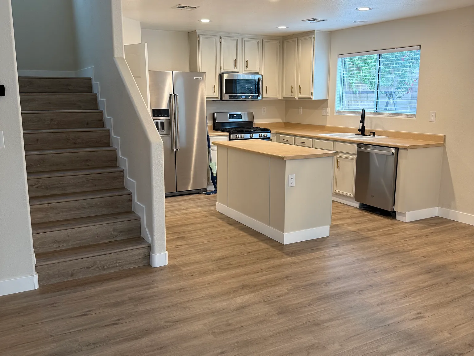3 bed, 1301 sqft, $2,095 — Photo 3
