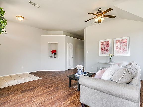 5th image of 816 Silverbrook Dr
