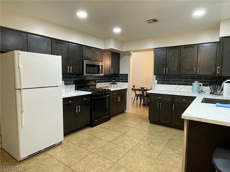 3823 El Camino Rd — Photo 9