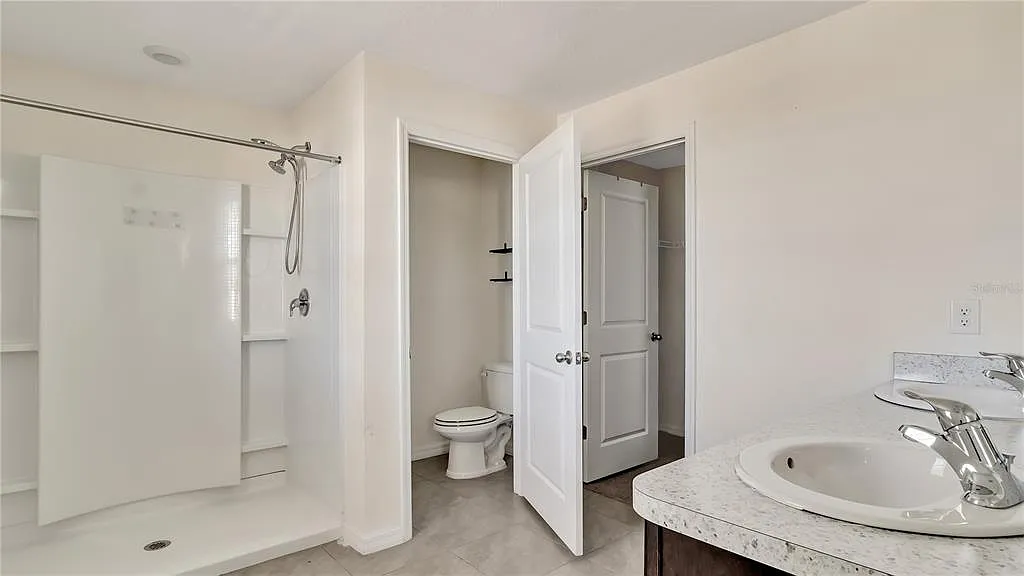 4 bed, 3.0 bath, 2435 sqft, $2,550 — Photo 3