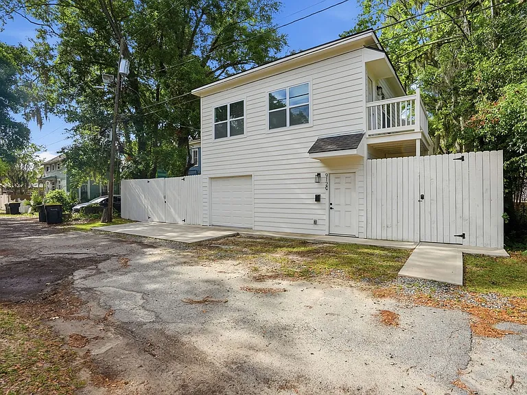 912 E Henry St — Photo 3