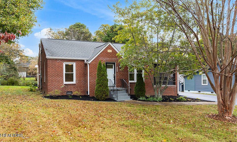 1st image of 2327 Woodrow Dr
