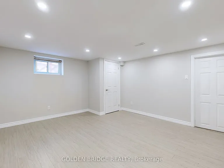 438 Centre St E — Photo 27