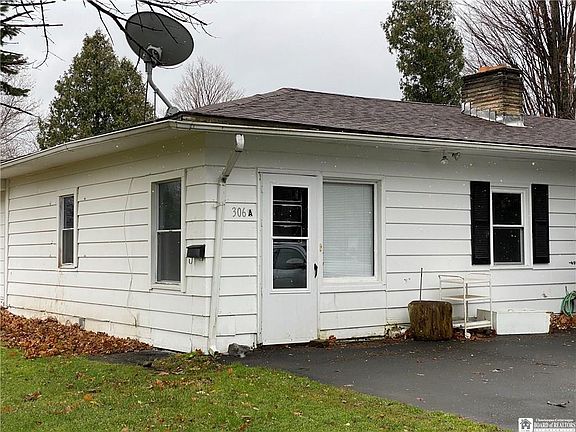 4th image of 306 E Main St
